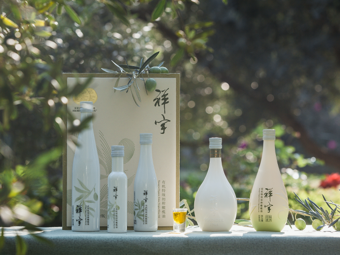 知源頭更放心甘肅隴南國(guó)際油橄欖協(xié)會(huì)IOC認(rèn)定中國(guó)油橄欖一我，是一瓶橄欖油，人們賦..